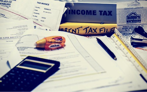 Thuế GTGT Là Gì? Cách Tính Thuế Giá Trị Gia Tăng Mới Nhất 2026 1 Hóa đơn thuế GTGT và máy tính